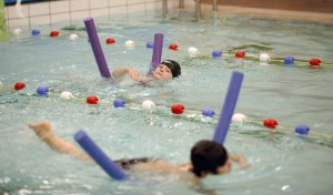 De minste hadde flytehjelp, men svømte to ganger - først 16 meter, senere 33 meter.  Hanne Marie Tyldum Ribsskog i farta.