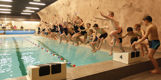 Hele gjengen på tur ut i bassenget.