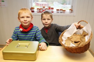 Magnus og Oliver solgte knekkerbrød og rognebærgele.