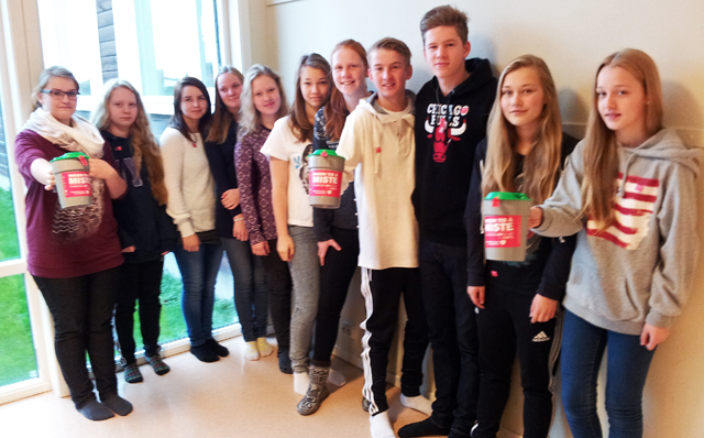 9.klassen ved Lauvsnes skole stiller opp som bøssebærere søndag. (Foto: Olav J. Bjørkås)