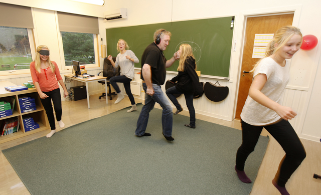 Mellomtrinnet arrangerte trim for eldre, og da ble deltakerne utstyrt med enten øreklokker eller bind for øynene for simulere et handikap.