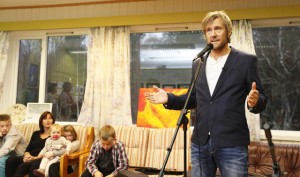 Morten W. Gjul ønsket velkommen til kunstutstillinga, og fortalte hvordan elevene hadde jobbet. (Foto: Hanne Marie Tyldum Ribsskog)