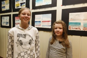 Ann-Bjørg og Helga stilte ut bilder på salgsutstillinga til inntekt for tv-aksjonen.