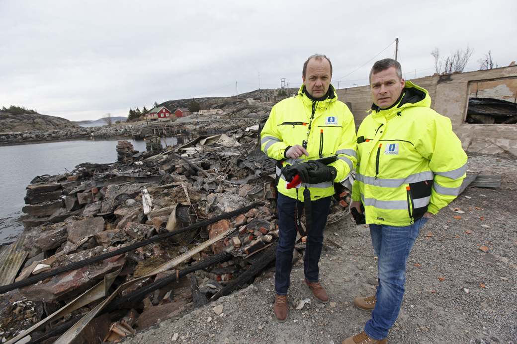 Takstmennene Bjørn Sævild og Joar Sneen fra Gjensidige i Småværet for å få en oversikt over situasjonen