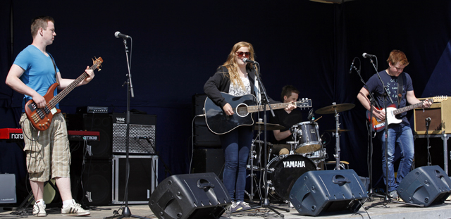 Fra Larvik til Lauvsnes, bandet Sluddj består av fra venstre: Olav Monsen, Ida Myren, Jonas Finanger og Martin Oksdøl (bak på trommer).