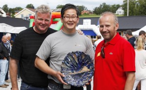 Lars Haagensen (i midten) fikk overrakt Grendeprisen av konferansier Arne Skorstad og leder Egil Steffensen i grendelaget.