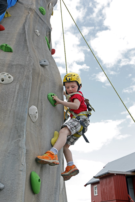 Johannes Hundvik (6) var en av mange som prøvde seg i den mobile klatreveggen.