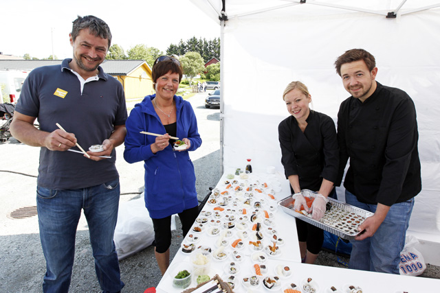 Tom Sverkmo og Karin Berge var to av de første som smakte sushi hos Sara Steine og Stig Tore Sævik i bua hos Namdal Akvasenter.