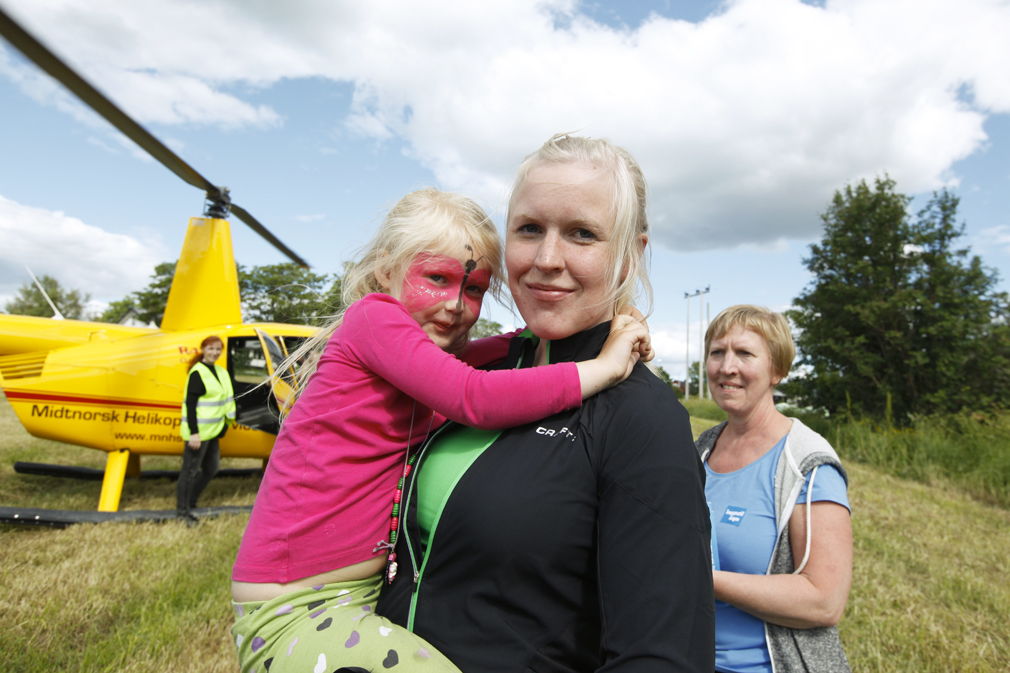 Leyna fikk være med mamma Kine Løfsnæs Sivertsen og mormor Solveig Løfsnæs Sivertsen på helikoptertur.