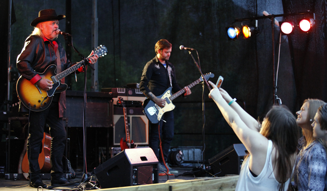 Mange sikret seg et minne på mobiltelefonen av kvelden med Terje Tysland.