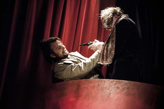 Tore B. Granås og Lavrans Haga i en dramatisk scene i "The 39 steps".