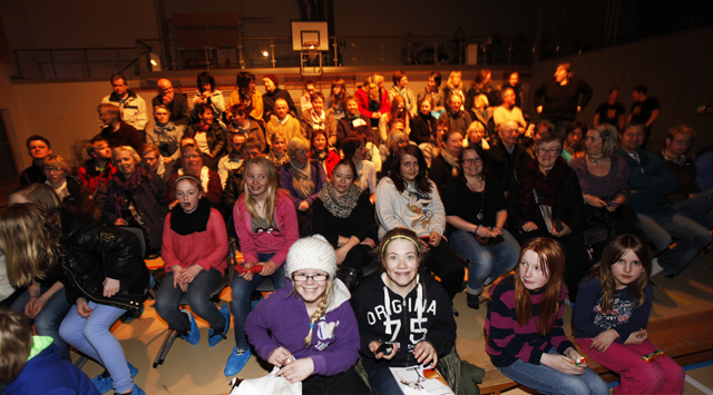 Et fullsatt amfi overvar teaterforestillingen i Flatangerhallen.