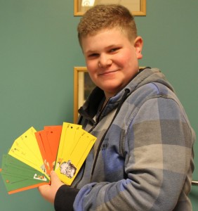 Tommy Fossvik Hasvåg har laget mange fine til- og fra-lapper. - 2 stk for 5 kroner, smiler han.