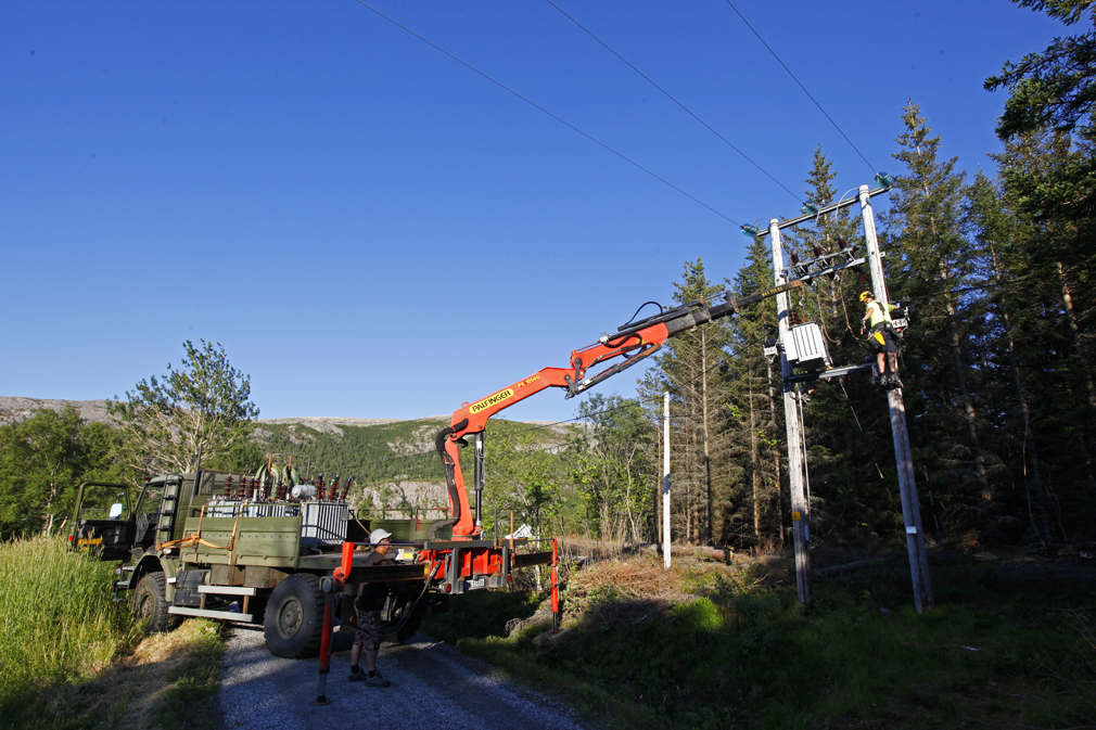LYNNEDSLAG: Et kraftig tordenvær gikk over Flatanger og førte til tre mindre branner. NTE måtte bytte ut seks ødelagte trafoer. Lynnedslag var trolig også årsak til branner som oppsto senere.