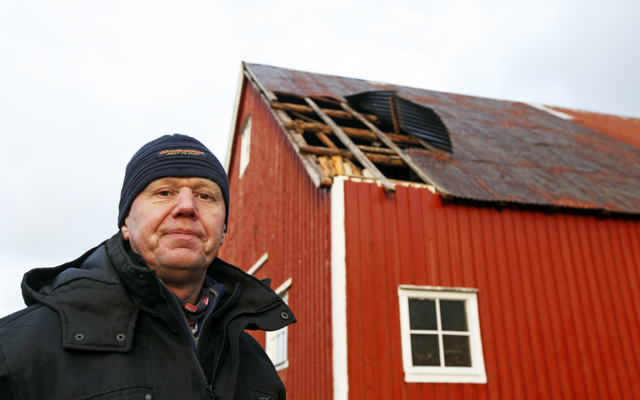 Terje Derås satt i bilen da en takplate kom susende gjennom lufta.