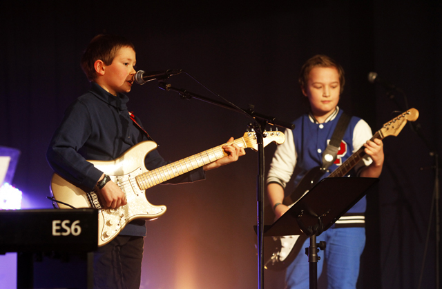 "Smurfeska den e tom" sang Brede Andreas Hunnestad, Asmund Rotvold Stamnes og Didrik Lein (på trommer).