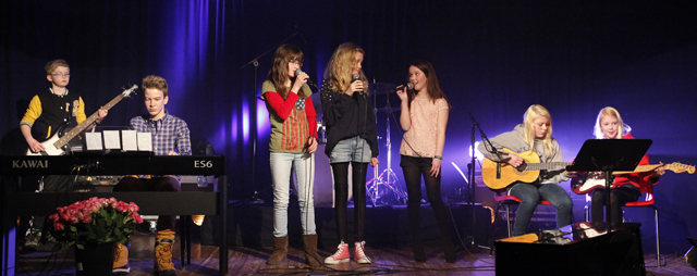 Hele 7.klassen ved Lauvsnes skole sjarmerte publikum med sin versjon av "Førarkortet".