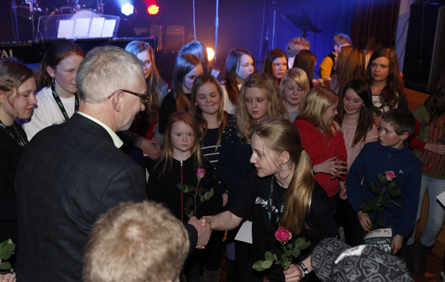 Etter forestillingen fikk alle deltakerne en rose og diplom av ordfører Olav Jørgen Bjørkås.