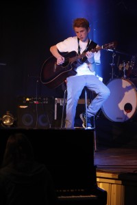 Edvard Løfsnæs på gitar og Hedda Johnsrud på piano dro en blueslåt.