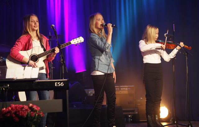 Henny Kløven Lein (til venstre), Maren Kløven Lein og Sara Lein Fuglår framførte "Jolene".