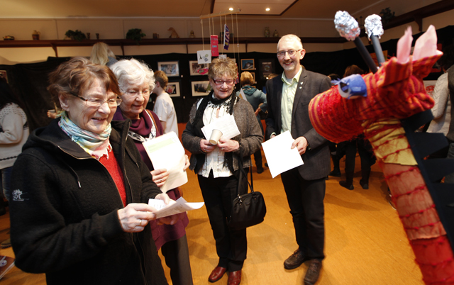 Det var mye fint og artig å se på kunstutstillinga, som denne giraffen til Didrik Lein. Fra venstre: Liv Lein, Ingrid Sivertsen, Turid Thune og Olav Jørgen Bjørkås.