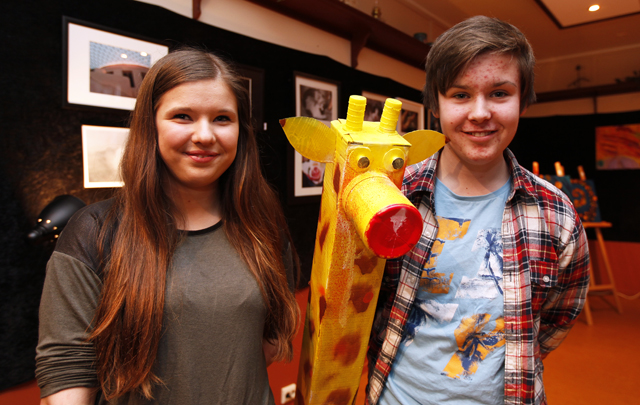 Benedikte Aune og Marius Hanssen har laget Skrokus sammen med Ruben Halmøy. Figuren er laget av melkekartong og annen papp.