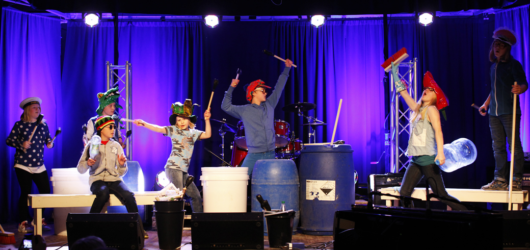 UKM: Bråkmakerne åpnet årets UKM med masse lyd. 50 barn og ungdom deltok i mønstringa.