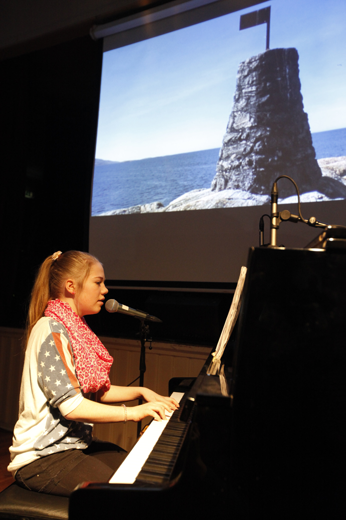 Karen Anna Mårvik sang "Vise i vestavind", ledsaget av egne bilder.