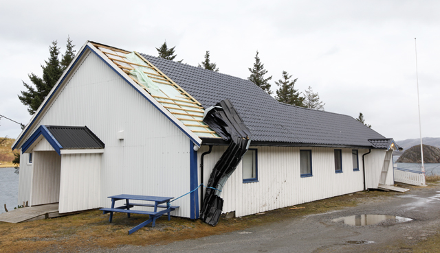 Deler av taket på ungdomshuset i Einvika ble revet av i stormen