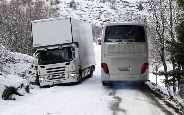 Her står vogntoget i i grøfta. Likevel er det så vidt plass for at bussen kan passere.