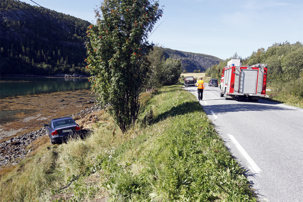 Både folk og bil kom heldig fra utforkjøringen på Stamnes mandag.