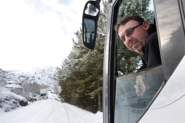 - Veien må utvides, sier bussjåfør Remi Rasmussen, som karakteriserer stedet som meget farlig.