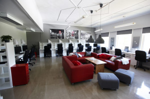 Dette nyoppussa klasserommet møter U-trinnet som starter til høsten. Alle gjestene fikk omvisning på skolen.