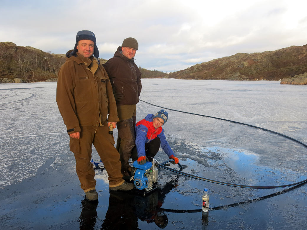 Ei benindrevet vannpumpe ble brukt for å få i gang hevert-systemet. Fra venstre: Nils Myren, Alf Åge Teigmo og Ole Marius Søberg Angell. (Foto: Øivind Strøm)