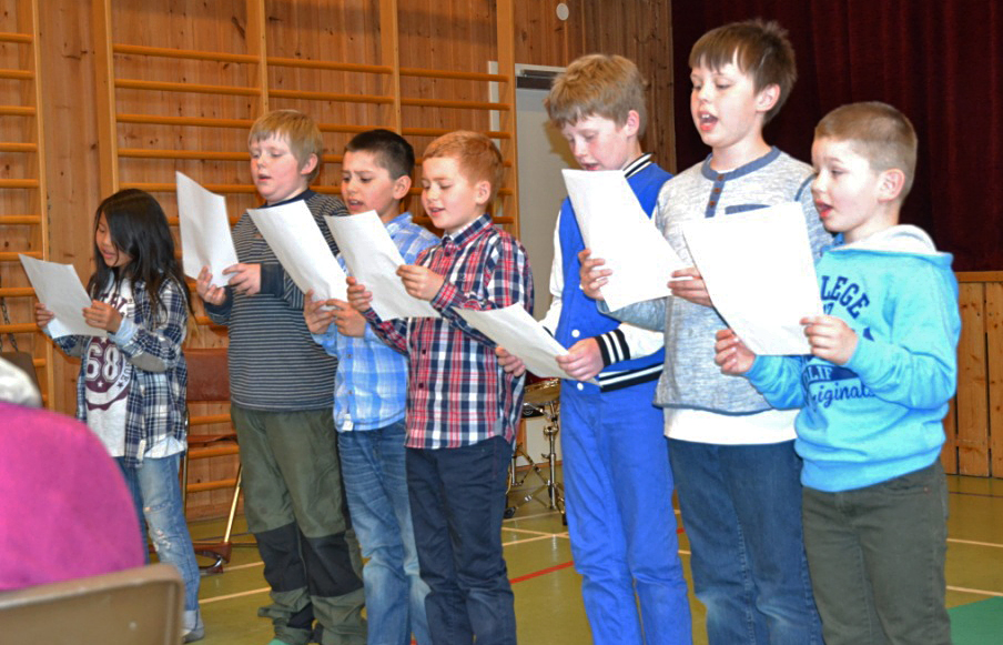 Festsangen skrevet til grunnlovsjubileet, "Det går et festtog gjennom landet" ble sunget av elevene ved Utvorda skole.