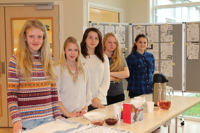 Iben, Rakel, Sandra, Maja og Frida disket opp med kaffe og vafler.