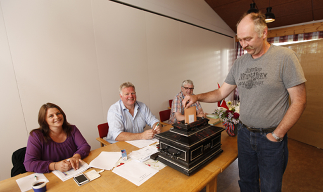 Roger Hatland avga sin stemme hos fra venstre Ingunn Eikseth Torgersen, Arne Skorstad og Trond Strøm på Lauvsnes.