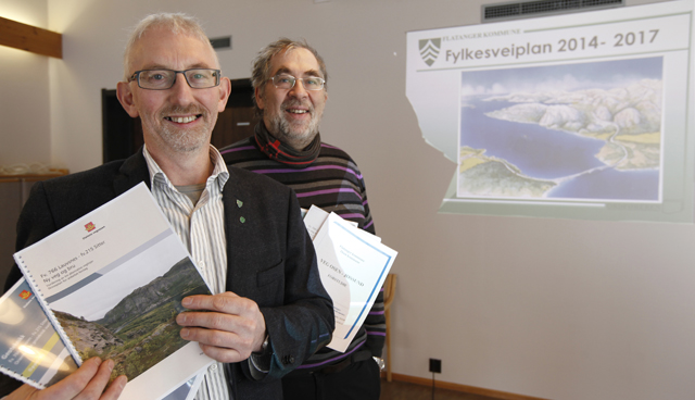 Ordfører Olav Jørgen Bjørkås og teknisk sjef Hans Petter Haukø har nå alle fakta på bordet om veg og bru Sitter-Lauvsnes.