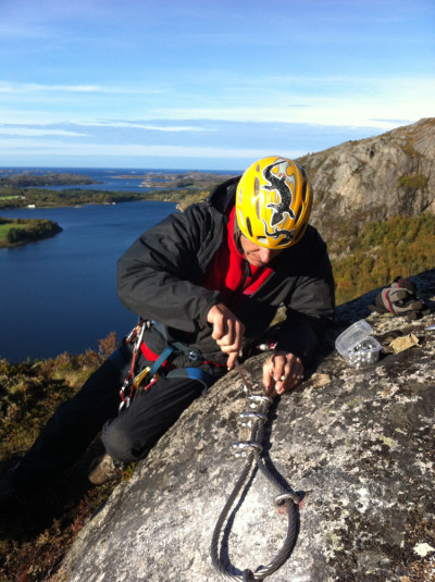 Spanske Toti Vales har bygd mange Via Ferrata rundt om i Europa. Nå har han også bygd en på Strøm, og det er ikke noe å si på utsikten fra toppen. (Foto: Runar Carlsen)