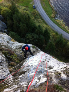 Det er lett å få et sug i magen hvis du titter ned i en Via Ferrata.