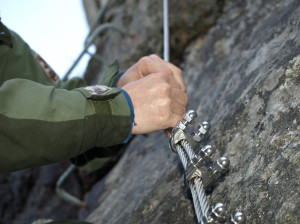Sikkerhetswiren er godt festet.
