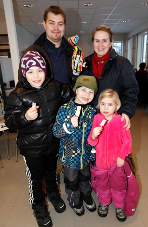 Vinnere av Flatangernytt-quizen ble foran fra venstre: Gaute, Oliver og Thea, bak fra Jan Mikal Røsten og Elin Einvik.