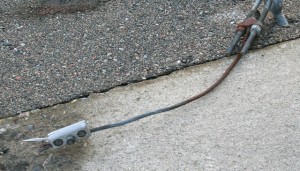 En av wirene som holdt huset på havna på plass, er røket tvert av. (Foto: Magnus Tyldum Ribsskog)