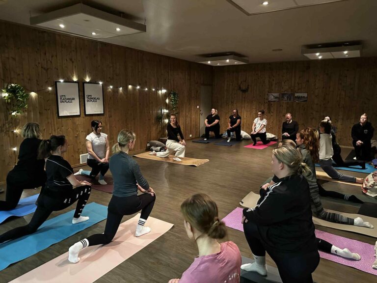 Helene leder yogaklassen med et rolig og behagelig vesen.
