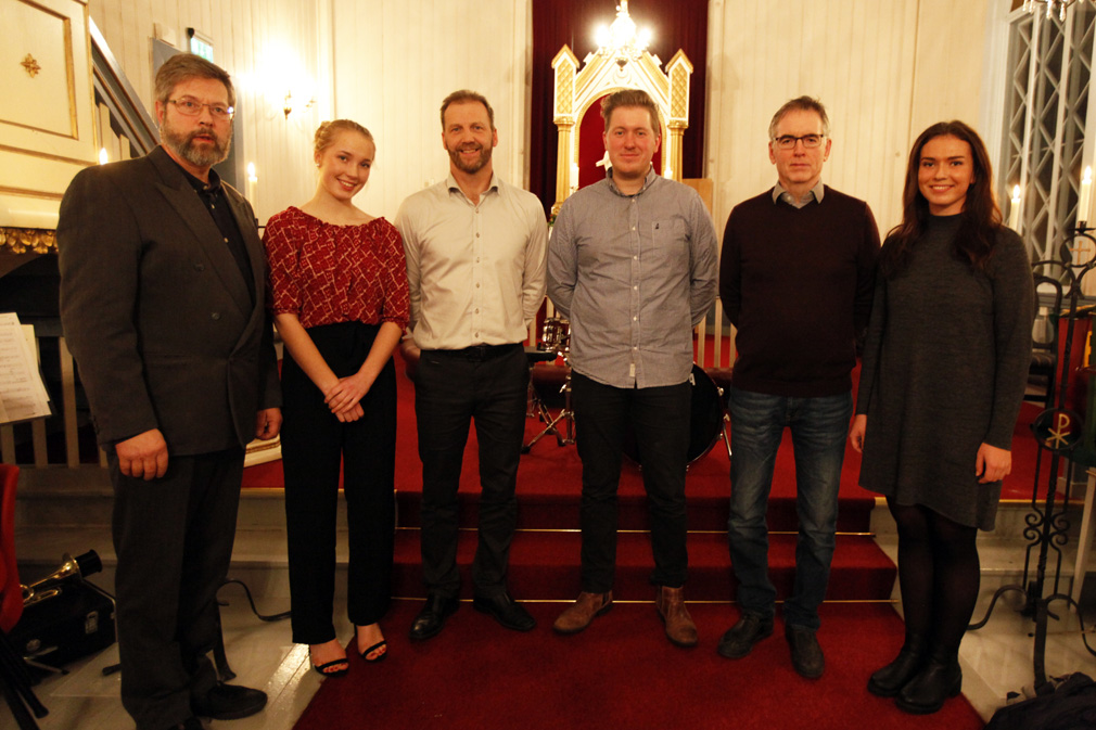 Aktører under søndagens konsert i Vik kirke, fra venstre Torgeir Liasjø, Maren Kløven Lein, Stein Moe, Jens Martin Olsen, Svend Aagård og Tonje Aagård. I tillegg medvirket Torbjørn Lindseth og Flatanger musikkforening.