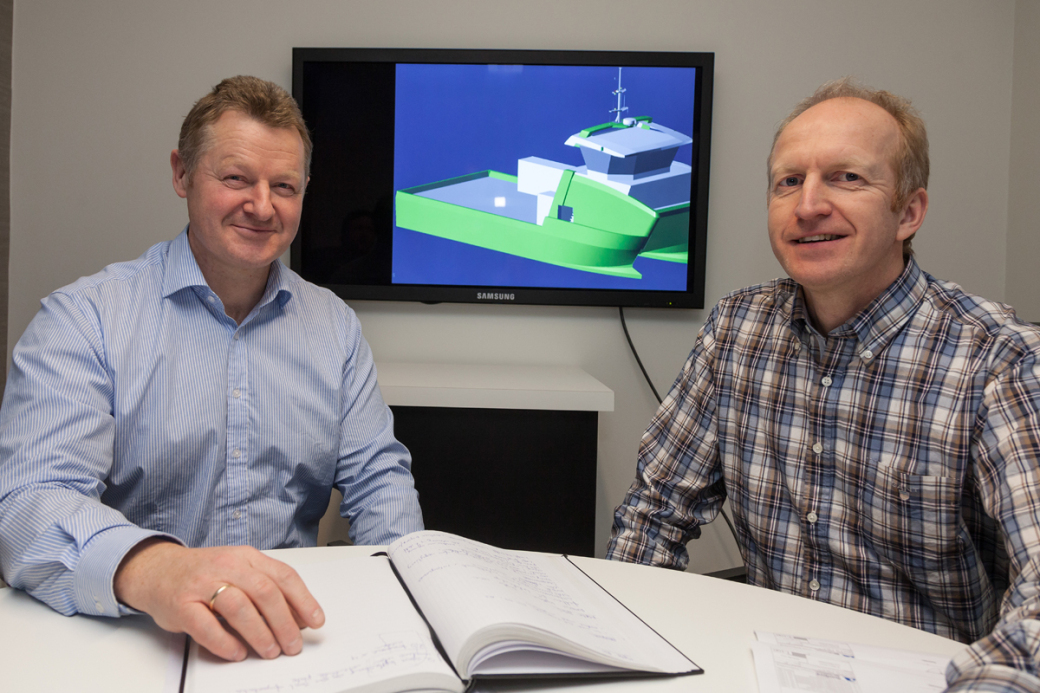 Bård Meek-Hansen i Grovfjord Mek. Verksted og Ove Løfsnæs i AQS AS har undertegnet kontrakt om en ny servicekatamaran som skal leveres våren 2015.