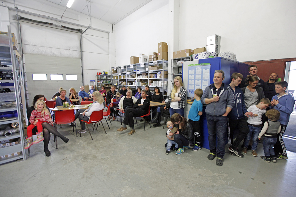 De besøkende på Åpne dag fikk overvære en minikonsert med Julie Dahle Aagård i det tekniske rommet hos AQS.