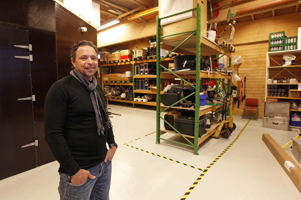 Aqua Kompetanse har behov for stor lagerplass. - Vi trodde vi skulle få god plass, men alt er tatt i bruk, sier Nasir El Shaikh. Til høyre skal det bli våtlab.