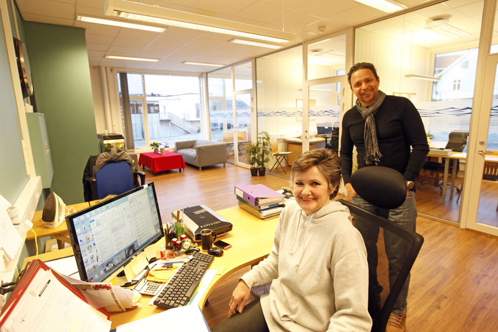 NYE LOKALER: Aqua-kompetanse flyttet inn i nye lokaler i desember. De overtok NTE-bygningen av kommunen, og der fikk de endelig alt av kontor, lager og andre funksjoner samlet under ett tak. Åse Skogmo og Nasir El Shaikh trivdes i de nye lokalene.