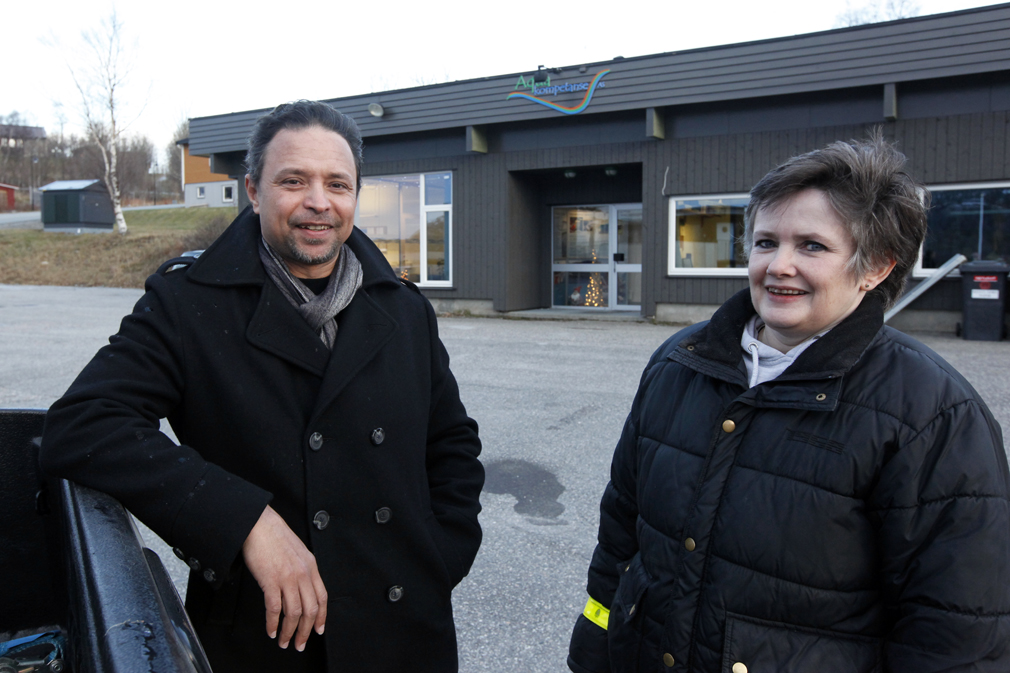- Alle er velkommen til å besøke oss fredag, sier Nasir El Shaikh og Åse Skogmo foran de nye lokalene på Lauvsnes.